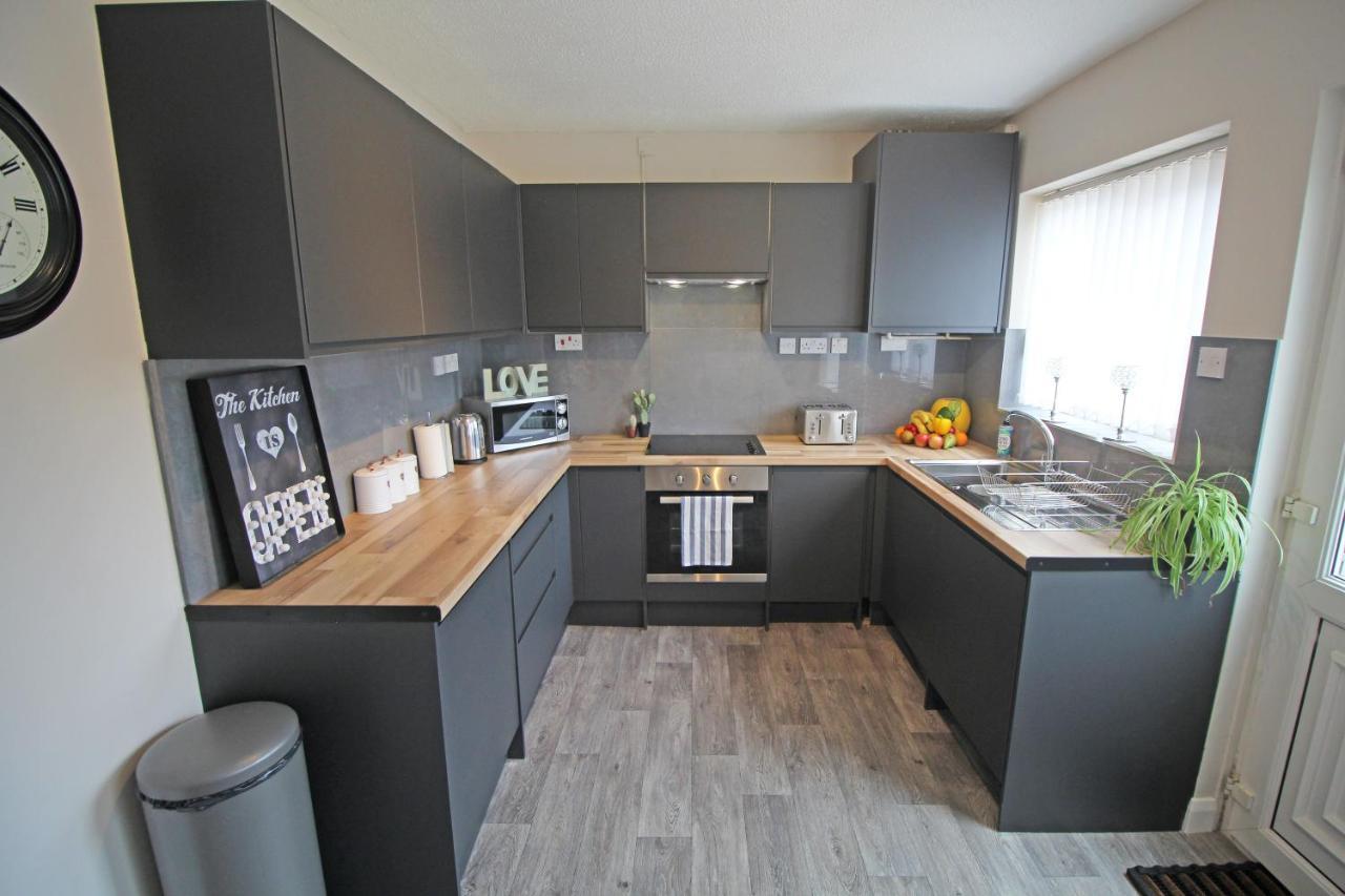 Recently Refurbished 3 Bedroom Home With Parking - Perfect For Longstays - Sleeps 8 Chester Exterior foto